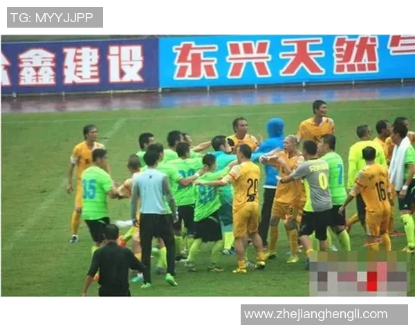 中国足球明星同框合影展现球场风采与友谊的精彩瞬间